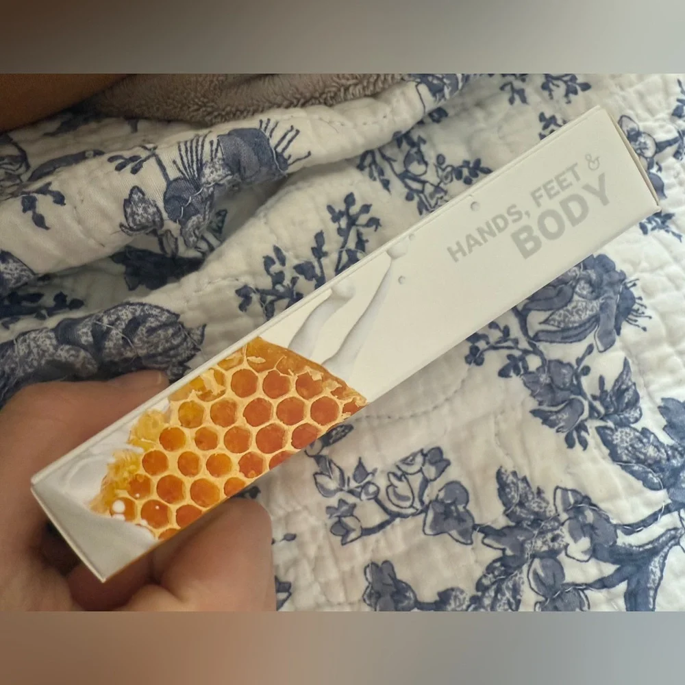 💙 4/$20 cuccio Milk & Honey Revitalizing roll-on cuticle oil